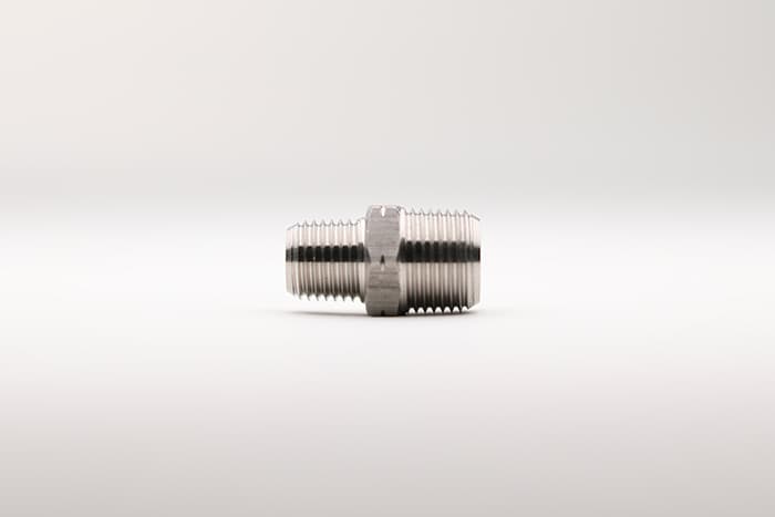A single npt tube adapter